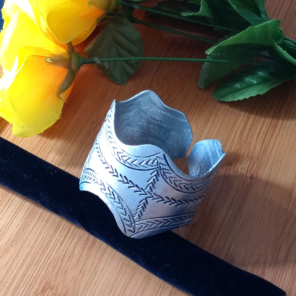 1PC Beautiful African Wavy Engraved Cuff Bracelet